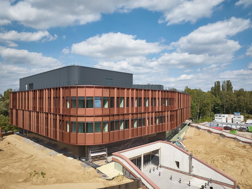 Baustellenbild mit Fassade des OPTICUM im Wissenschaftspark Hannover-Marienwerder