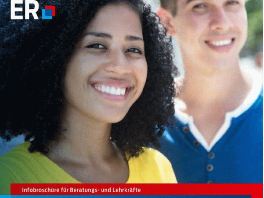 Broschürencover der Stadt Hannover: Zwei junge lächelnde Menschen, Text „Sprache beherrschen – Ausbildung meistern".