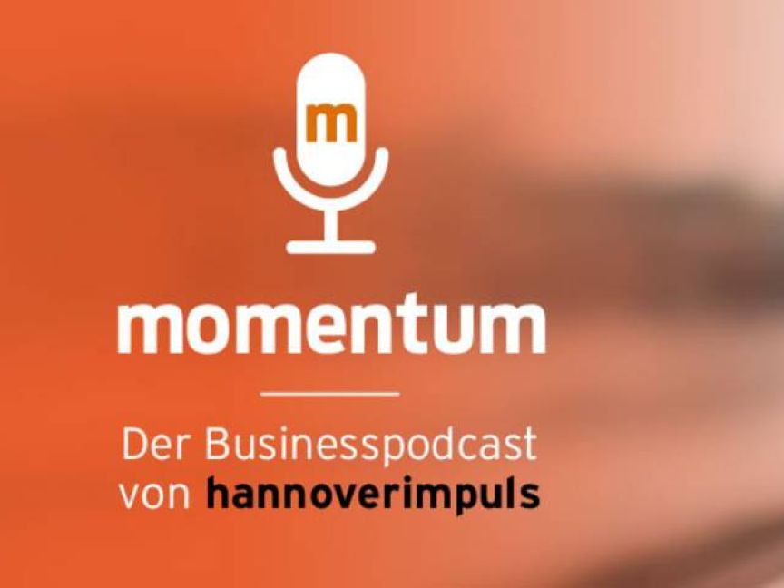 Logo des Podcasts „momentum – Der Businesspodcast von hannoverimpuls" mit Mikrofon-Icon und Mann mit Bart.