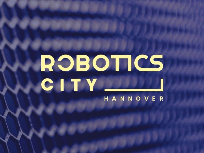 Blaues Hexagonalmuster-Hintergrund mit goldenem Logo „Robotics City Hannover" rechts.
