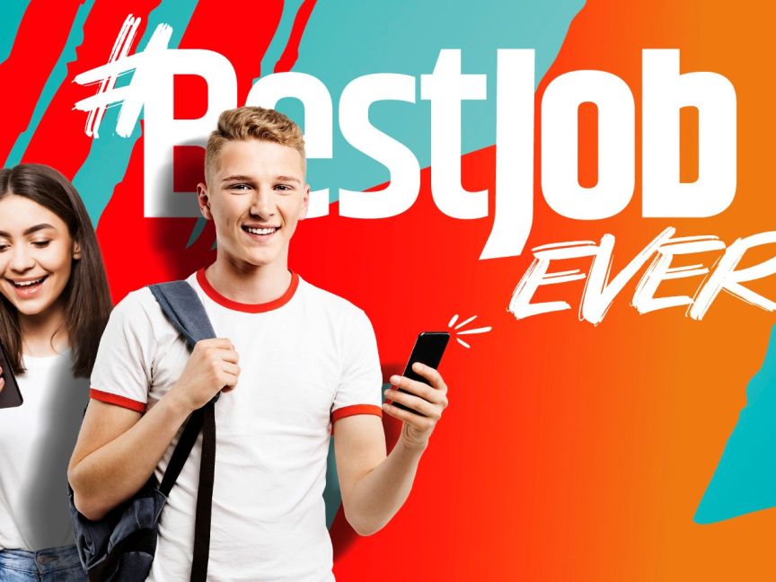 Zwei junge Menschen mit Smartphones vor buntem Hintergrund, Text: „#BestJob EVER"