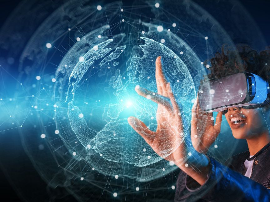 Person mit VR-Brille streckt Hände zu einem leuchtend blauen digitalen Globus mit Netzwerklinien aus.