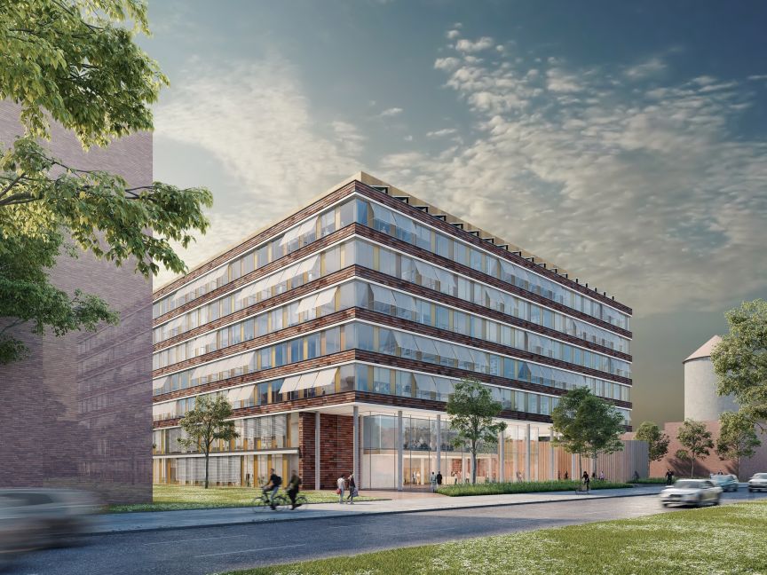 Modernes mehrstöckiges Bürogebäude mit Glasfassade, Backsteindetails, Grünfläche, Straße mit Radfahrern, bewölkter Himmel.