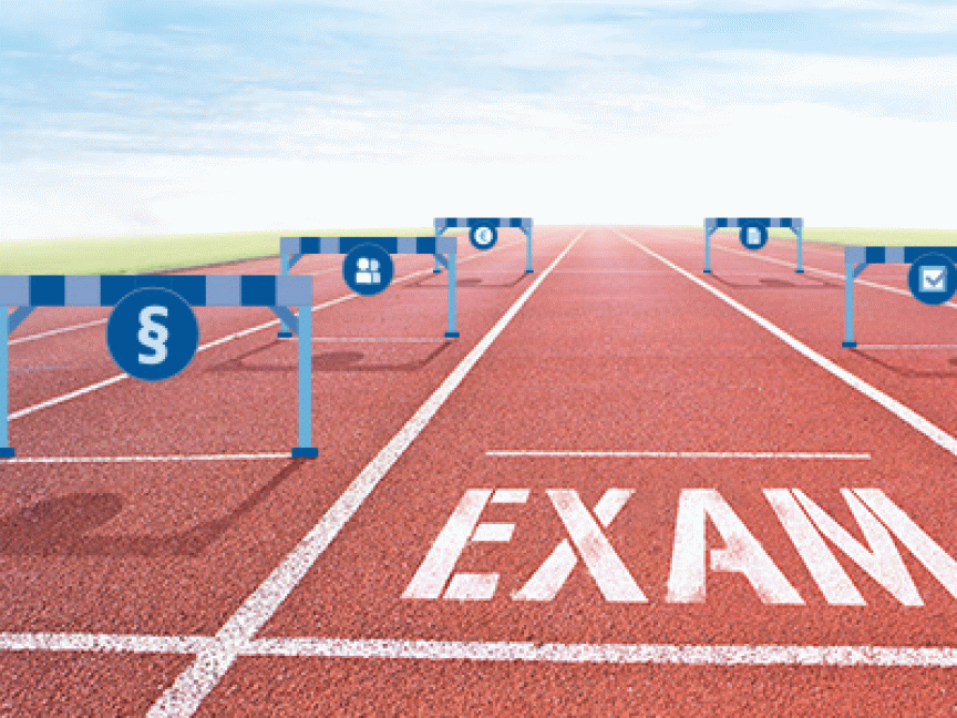 Fünf Hürden auf einer Laufbahn mit der Beschriftung EXAM.