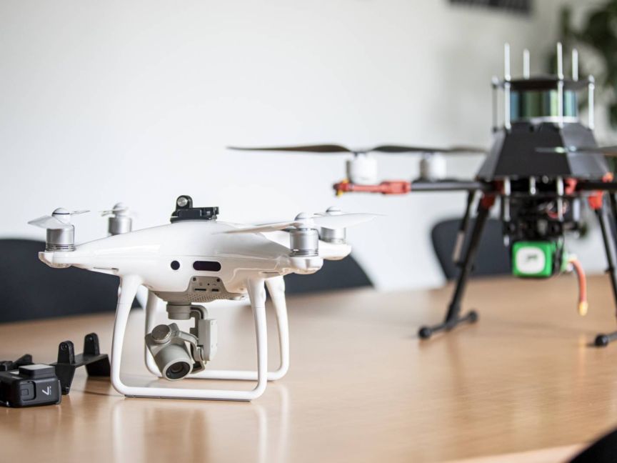 Zwei verschiedene Drohnen.