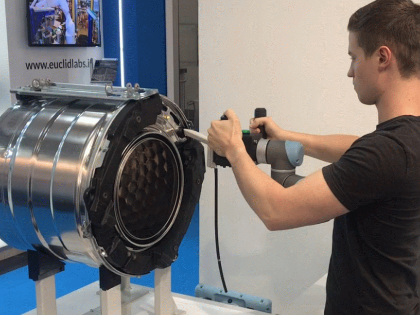 Cobot an der Waschmaschine