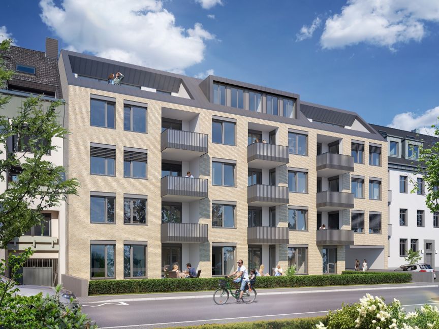 Modernes Mehrfamilienhaus mit heller Klinkerfassade, Balkonen und Dachterrasse, Fußgänger und Radfahrerin im Vordergrund.