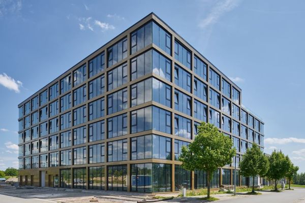 Bürogebäude mit Glasscheiben