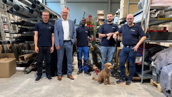 v.l.n.r. Marcus Voitel, Koordinator und Beratungsleitung Umsteigen statt Aussteigen, Ulf-Birger Franz, Wirtschaftsdezernent der Region Hannover, Didier Donfack Kana und Ole Zimmermann, ehemalige Studienabbrecher und Gesellen der Behrens Wasser Wärme GmbH, Jens Niemann, Geschäftsführer der Behrens Wasser Wärme GmbH