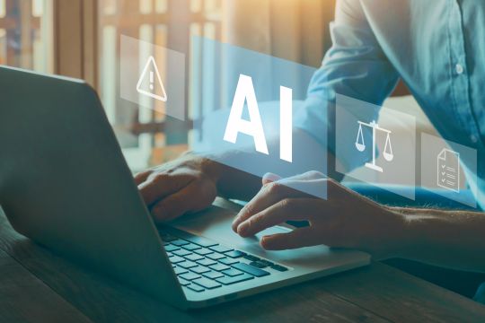 Person am Notebook nutzt KI