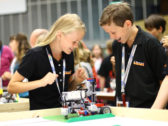 Zwei Kinder und ein Roboter vom Roberta Regiozentrum.