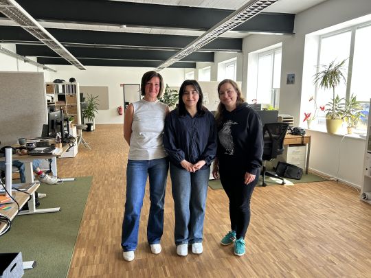 v.l.n.r. Anika Kujack, Assistenz der Geschäftsführung, Kader Satan, Auszubildende zur Kauffrau für Büromanagement und Julia Krimkowski, Geschäftsführerin 