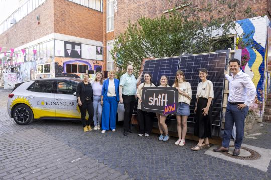Mitwirkende vom Zukunftsfestival SHIFT NOW vor einem Solarpanel.