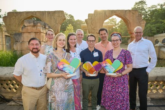 Die Gewinner*innen des ZUKUNFT braucht VIELFALT-Award mit mit Julia Kümper, Teamleitung Wirtschaftsförderung der Region Hannover,, Steffen Krach, Regionspräsident und Ulf-Birger Franz, Wirtschaftsdezernent.