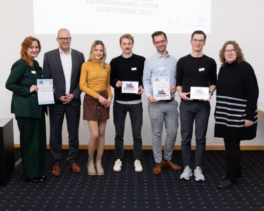 Die Gewinner*innen mit ihren Urkunden gemeinsam mit Ulf-Birger Franz, Elke van Zadel und Anja Rietschel.