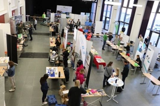 Blick von oben auf die Stände der Unternehmen auf der Ausbildungsmesse Wedemark.