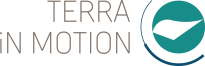 Logo "Terra in Motion": grauer Schriftzug, daneben ein türkis-weißes Wellensymbol in einem dunkelblauem Kreisbogen.