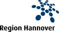 Logo „Region Hannover": dunkelblaue Ellipsen in Kreuzform oben rechts, darunter schwarzer Schriftzug.