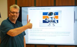 Geschäftsführer Bernd Reinmold der ehb electronics gmbh mit dem Chatbot ehbuddy Geschäftsführer Bernd Reinmold der ehb electronics gmbh mit dem Chatbot ehbuddy