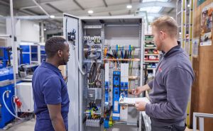 Felix Spremberg und ein Monteur in der Werkstatt.