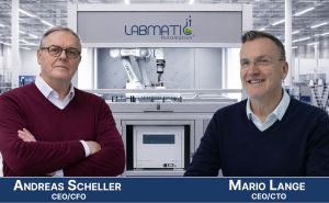 Zwei Männer und eine LabMatic Maschine dazwischen.