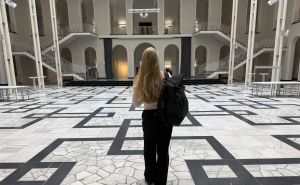 Mädchen mit Rücken zur Kamera läuft durch den Lichthof.
