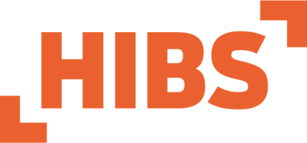 „Logo mit dem Schriftzug „HIBS" in orangefarbenen Großbuchstaben, flankiert von zwei eckigen Klammersymbolen."