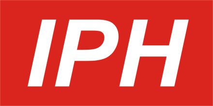 Rotes rechteckiges Logo mit weißen, kursiven Großbuchstaben "IPH".