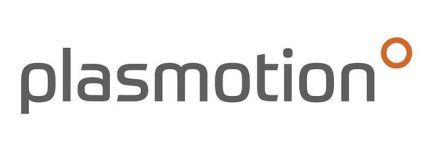 Logo "plasmotion" in Grau mit orangenem Kreis oben rechts neben dem letzten Buchstaben, weißer Hintergrund.