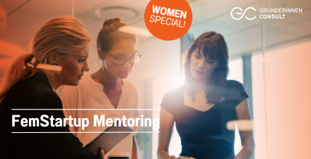 Drei Frauen arbeiten gemeinsam an einem Dokument. Text: „FemStartup Mentoring – Women Special! Gründerinnen Consult"