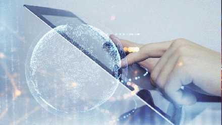 Hand tippt auf Tablet-Display; darüber digitale Weltkugel-Hologramm-Projektion mit Datenpunkten, Stadtlichter im Hintergrund.