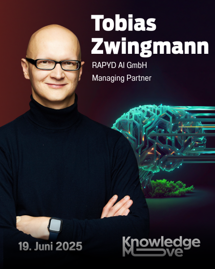 Tobias Zwingmann, Managing Partner RAPYD AI GmbH, vor KI-Gehirn-Grafik. Event: KnowledgeMove, 19. Juni 2025.