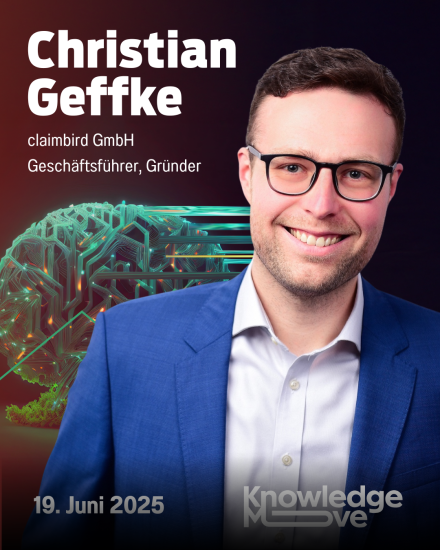 Porträtfoto von Christian Geffke, Geschäftsführer der claimbird GmbH, vor digitalem Gehirn-Motiv. KnowledgeMove, 19. Juni 2025.