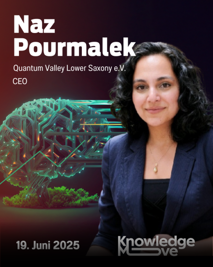 Porträtfoto von Naz Pourmalek, CEO Quantum Valley Lower Saxony e.V., vor digitalem Gehirn-Motiv. Event: 19. Juni 2025.