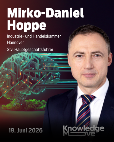 Porträt von Mirko-Daniel Hoppe, Stv. Hauptgeschäftsführer IHK Hannover, vor KI-Gehirn-Grafik. Event: 19. Juni 2025.