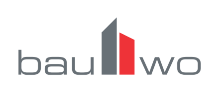 Logo „bauwo" mit zwei stilisierten Gebäuden in Grau und Rot zwischen den Wortteilen „bau" und „wo".