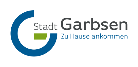 Logo der Stadt Garbsen: blauer Halbkreis, grünes Rechteck, Text „Stadt Garbsen – Zu Hause ankommen".