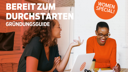 Zwei Frauen sitzen an einem Tisch mit Laptop. Text: „Bereit zum Durchstarten – Gründungsguide, Women Special!"
