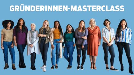 „Zehn Frauen verschiedener Altersgruppen und Ethnien stehen nebeneinander vor blauem Hintergrund. Text: Gründerinnen-Masterclass."
