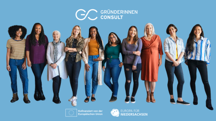 Zehn Frauen unterschiedlichen Alters stehen nebeneinander vor blauem Hintergrund. Logo: Gründerinnen Consult, EU-Förderung.