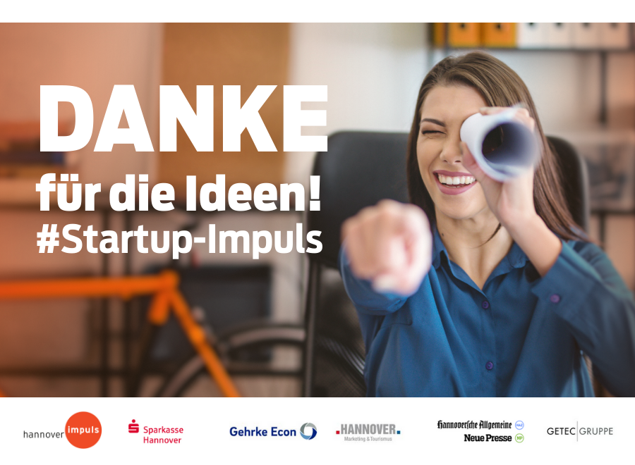 Frau schaut durch gerolltes Papier, lacht, zeigt mit Finger. Text: „DANKE für die Ideen! #Startup-Impuls". Logos unten.