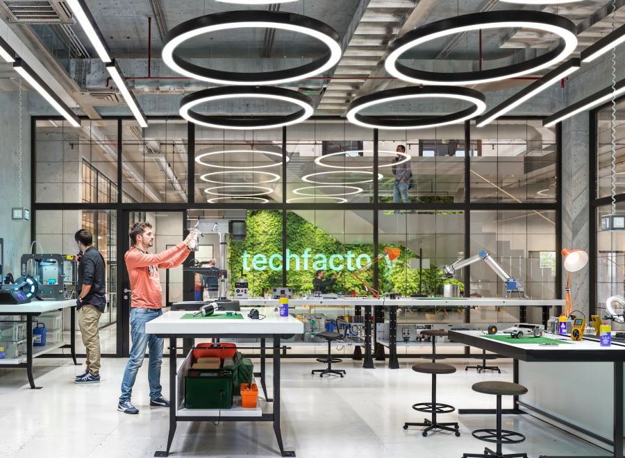 techfactory Labor: mehrere Studierende an der Arbeit und am Forschen, helles Licht, weiße Tische