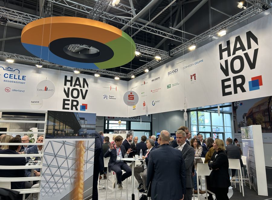 Hannover-Messestand in weiß mit bunten Logos mit LED-Wand