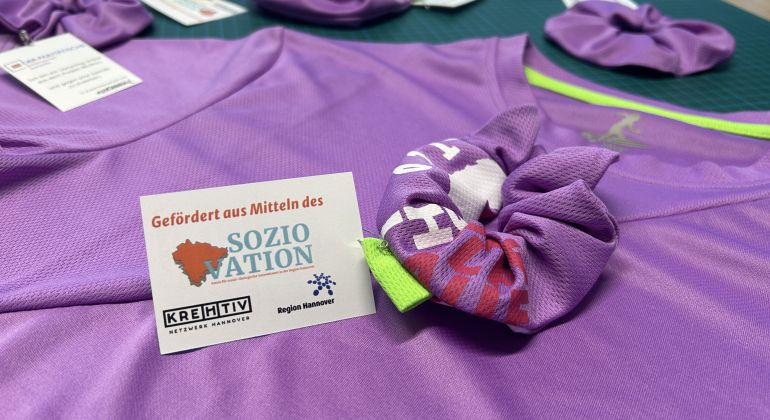 Haargummi und Shirt aus dem Projekt in Lila.