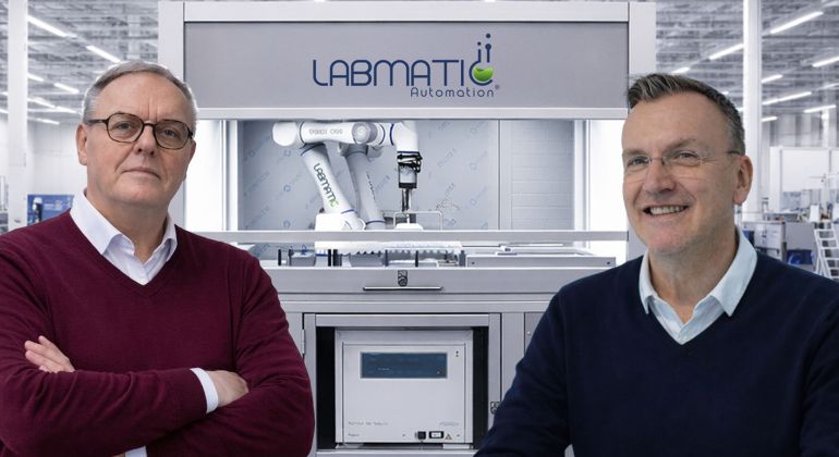 Zwei Männer und eine Maschine in der Mitte.