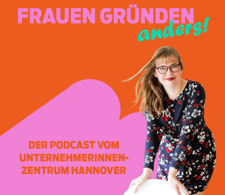 Podcast-Cover „Frauen gründen anders!" vom Unternehmerinnenzentrum Hannover. Frau im Blumenkleid auf orangem Hintergrund.