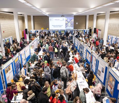 Innenraum Hochschule mit den Schüler*innen-Ständen