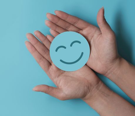 Grinsender Smile in zwei Händen