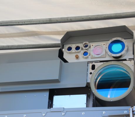 Maschine zur Erkennung von Drohnen mit großer Linse.