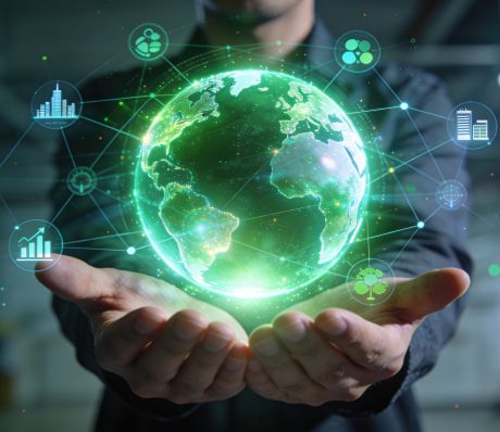 Erde als digitales Hologram, zwei offene Hände.